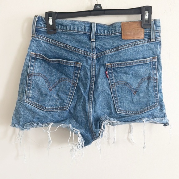 Levi's medium wash ribcage high rise frayed hem denim shorts size 30 - Picture 5 of 8